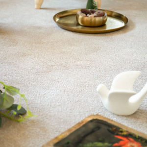 Moquette ultra douce Pulse lin, détail velours beige avec plateau doré décoratif