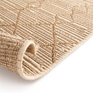 Détail du bord du tapis Scandinave marron cuivré, finition soignée et tissage épais