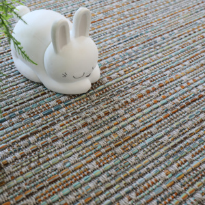 Revêtement de sol Bornéo Silver Multicolor avec texture effet fibres naturelles et mise en scène apaisante