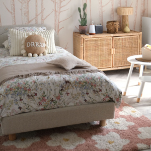Tapis fleurs maximalistes Apolline Rose dans une chambre élégante aux accents vintage et floraux