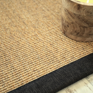 Tapis Sisal Yucatan chaume ganse brun chiné - gros plan