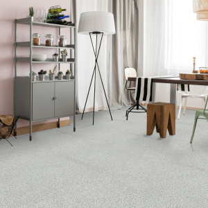 Moquette velours Feelings Balsan Gris Cristal 710 dans salon moderne avec mobilier design