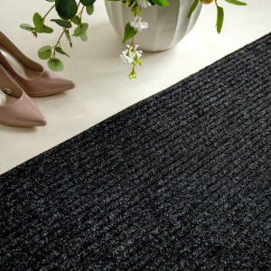 Tapis d’entrée anthracite sur mesure antidérapant, ambiance chic et naturelle