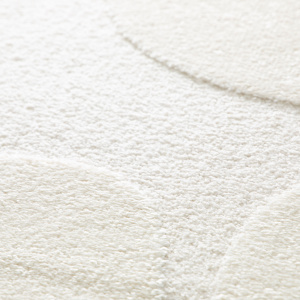 Zoom sur le relief du tapis de salon Flower Power crème à fleurs, texture moelleuse et effet structuré