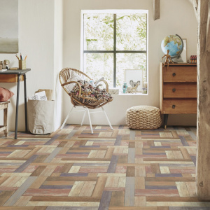 Sol PVC Smart effet bois recyclé dans salon, décor parquet multicolore chaleureux