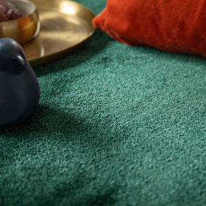 Tapis sur mesure Pulse vert forêt, ambiance cosy et finition haut de gamme confectionnée en France