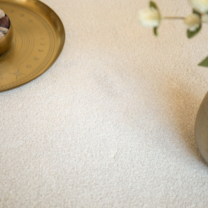 Moquette ultra douce Pulse lin, ambiance déco beige avec vase et plateau doré