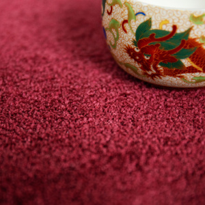 Moquette ultra douce Pulse rouge grenat, texture épaisse avec cache-pot décoratif