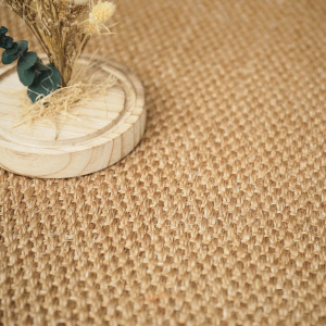 Tapis Sisal Tulum havane - Galon polypropylène ardoise révélant la finesse de son tissage 1/2 Panama