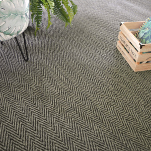 Tapis sur mesure Sisal Maya Chevron anthracite - vue de loin