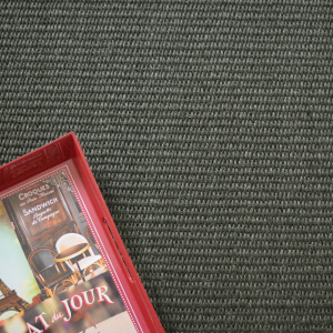 Sisal Quintana Anthracite dans une ambiance déco contemporaine avec accessoires naturels et lignes épurées