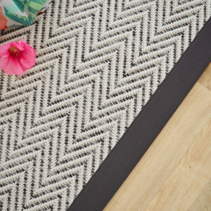 Tapis tissé plat Java Chevron blanc ganse coton anthracite - vue du dessus