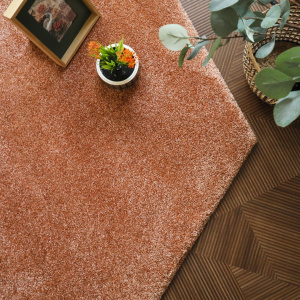 Tapis de salon rose corail Touch forme hexagonale dans une ambiance déco cosy