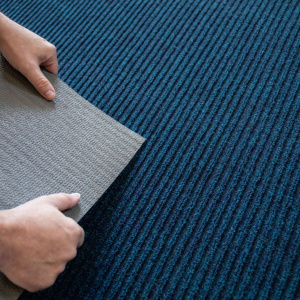 Envers antidérapant du tapis d'entrée bleu, dos caoutchouc souple et maintien parfait