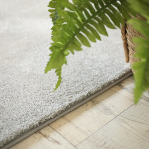 Tapis doux poils longs - Touch gris clair - Galon gris clair - vue de près
