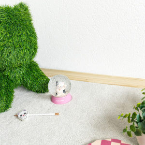 Moquette ultra douce Kawaii Gris perle avec chat décoratif en gazon synthétique et plantes dans un univers enfant moderne