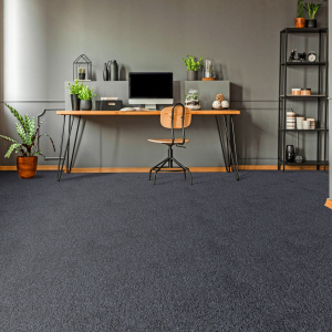 Moquette épaisse en polyester recyclé Re-life Gris ardoise dans bureau moderne avec mobilier bois et espace de travail épuré