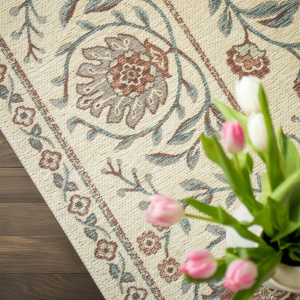 Tapis souple en tissu chenille recyclé Minia Brume, finition soignée avec motifs floraux et nuances douces