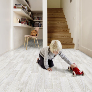 Sol vinyle Link imitation parquet blanc veinage gris posé dans un espace de vie familial