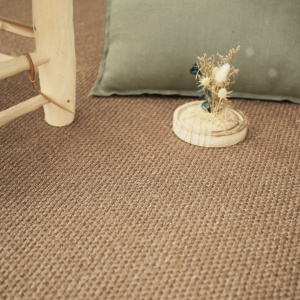Sisal Tulum cuivre avec coussin vert et tabouret en bois brut