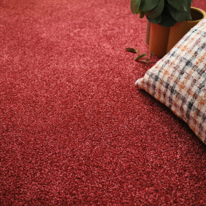 Moquette Feelings Balsan Rouge Passion 580 rendu doux avec éléments déco et lumière chaude