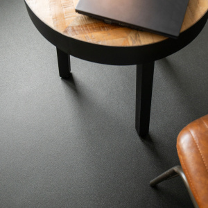 Sol Vinyle Essentiel Color Uni noir, surface unie mettant en valeur le mobilier contemporain