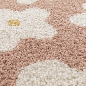 Tapis fleurs maximalistes Apolline Rose, détail du motif fleur beige sur fond rose poudré