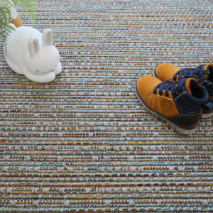 Moquette Bornéo Silver Multicolor avec chaussures enfant et accessoires déco dans une ambiance intérieure