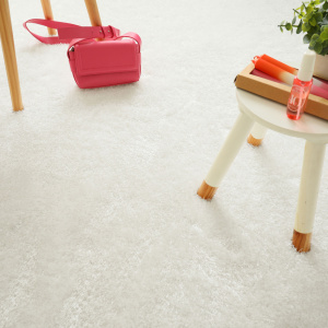 Tapis shaggy blanc Éclat FusionBac 30 mm sous table d’appoint