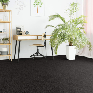 Moquette Re-cycle Noir en situation dans espace de travail avec décoration minimaliste