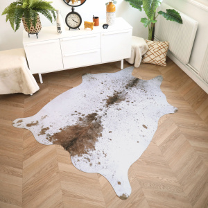 Tapis peau de bête imprimé HD - Imitation vache tachetée claire - Marron et blanc dans un salon lumineux