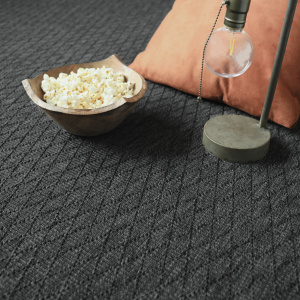 Moquette tissé plat Timika Gris ardoise avec coussin et accessoires dans une ambiance cosy et moderne