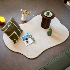 Tapis contemporain de forme organique - Select - Ecru, vu en situation avec coussin vert et objets déco