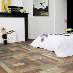 Revêtement vinyle bois multicolore, idéal pour chambre avec style ludique et moderne