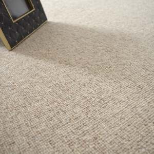 Finition bouclée du tapis Killoo grège en laine avec une ganse beige, rendu naturel