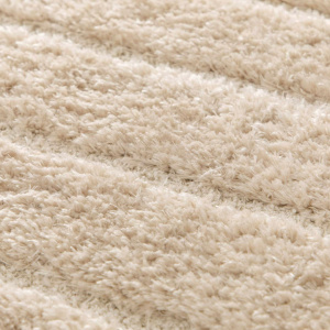 Gros détail du relief en velours moelleux du tapis Zig-Zag caramel design contemporain