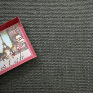Revêtement en sisal naturel Quintana Anthracite au sol d’un intérieur élégant mêlant bois clair et nuances grises