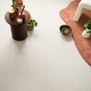 Moquette tissé plat Pilates Blanc fleur de coton avec objets déco et tapis dans une ambiance chaleureuse