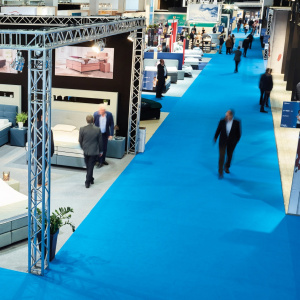 Moquette événementielle Stand Expo Bleu Azur posée dans un couloir d’accès pour visiteurs