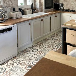 Tapis sur mesure Carreaux de ciment - Naturel associé à une cuisine contemporaine aux matériaux naturels et à l'esprit campagne chic