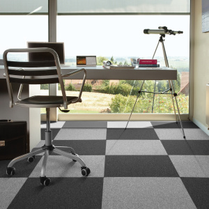 Revêtement de sol en dalles moquette grises modulables dans un espace de travail moderne