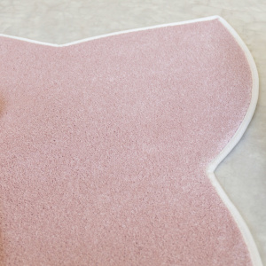Tapis Miaou - Chat Kawai - Rose poudré, détail de sa surface douce et de son contour en forme de chat
