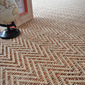 Tapis tissé plat Java Chevron nature ganse synthétique marron - vue de près