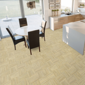 Sol vinyle Style motif parquet chêne clair dans cuisine et salle à manger