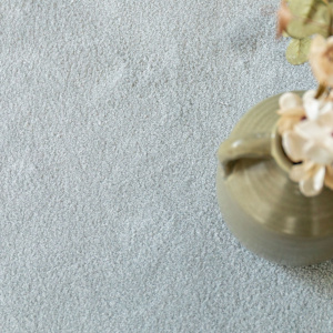 Tapis sur mesure Pulse gris givre, tapis doux et lumineux avec vase décoratif