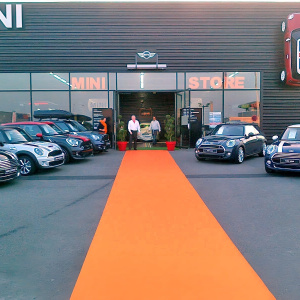 Moquette filmée Stand Event Orange citrouille utilisée lors d’un événement en concession automobile pour accueillir les visiteurs