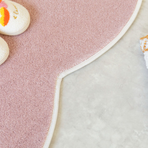Tapis Miaou - Chat Kawai - Rose poudré dans une chambre d’enfant aux teintes pastel avec chaussons