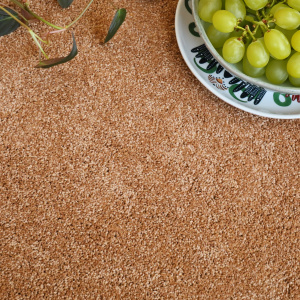 Moquette épaisse polyester recyclé Re-life Rouille terracotta rendu moelleux avec composition déco naturelle