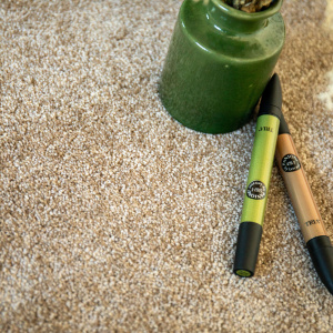 Dalle de moquette repositionnable Flexi Home muscade, détail du velours texturé