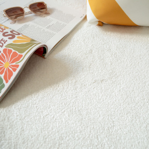 Tapis sur mesure Pulse blanc crème, ambiance cocooning et confort exceptionnel